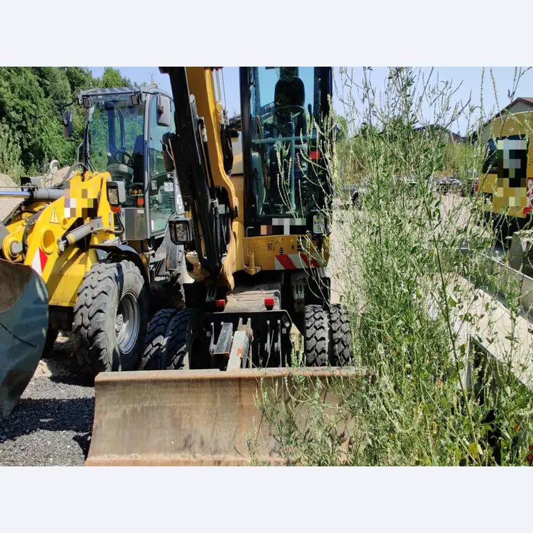 Moderne, goed onderhouden bouwvoertuigen en andere mechanische apparatuur uit de weg- en waterbouwsector-7
