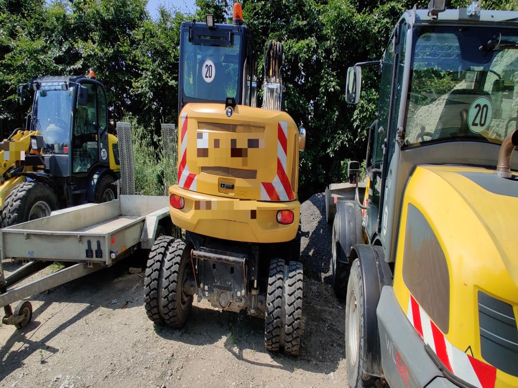 Vehículos de obra y construcción modernos y bien mantenidos y otros equipos mecánicos del sector de la ingeniería civil-8