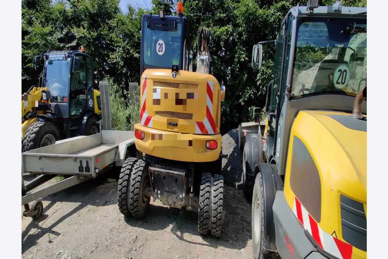 Moderne, goed onderhouden bouwvoertuigen en andere mechanische apparatuur uit de weg- en waterbouwsector-8