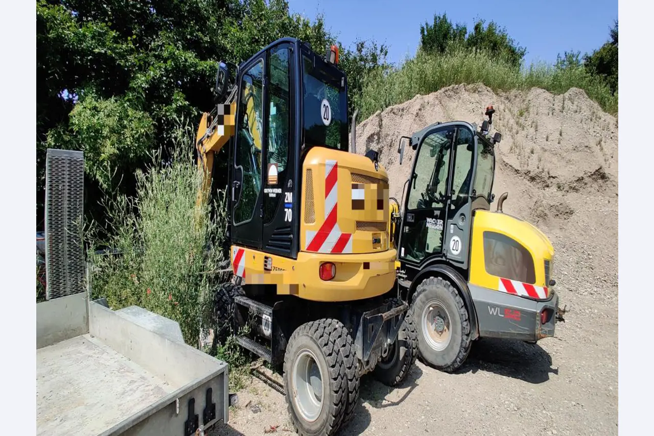 Moderne, goed onderhouden bouwvoertuigen en andere mechanische apparatuur uit de weg- en waterbouwsector-1
