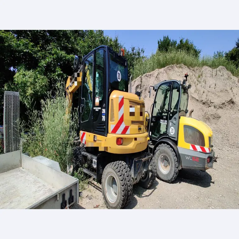 Moderne, goed onderhouden bouwvoertuigen en andere mechanische apparatuur uit de weg- en waterbouwsector-1