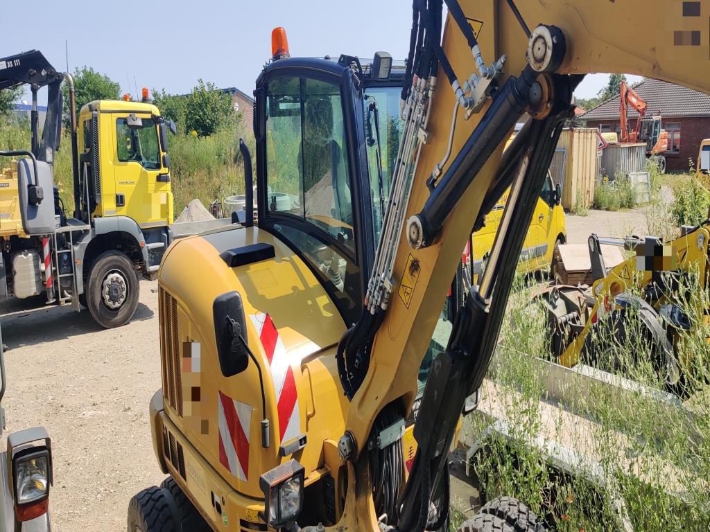 Vehículos de obra y construcción modernos y bien mantenidos y otros equipos mecánicos del sector de la ingeniería civil-9