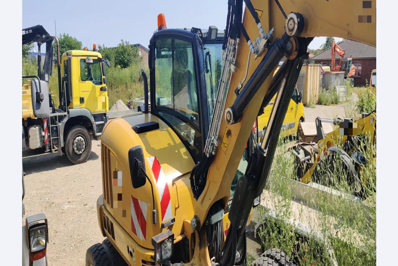 Moderne, goed onderhouden bouwvoertuigen en andere mechanische apparatuur uit de weg- en waterbouwsector-9