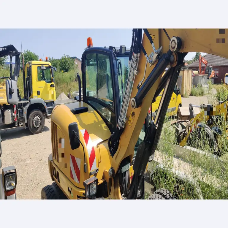 Moderne, goed onderhouden bouwvoertuigen en andere mechanische apparatuur uit de weg- en waterbouwsector-9