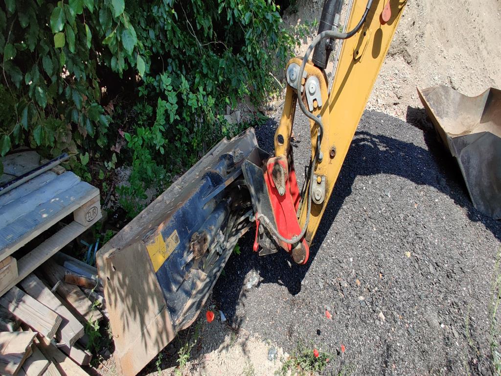 Vehículos de obra y construcción modernos y bien mantenidos y otros equipos mecánicos del sector de la ingeniería civil-2