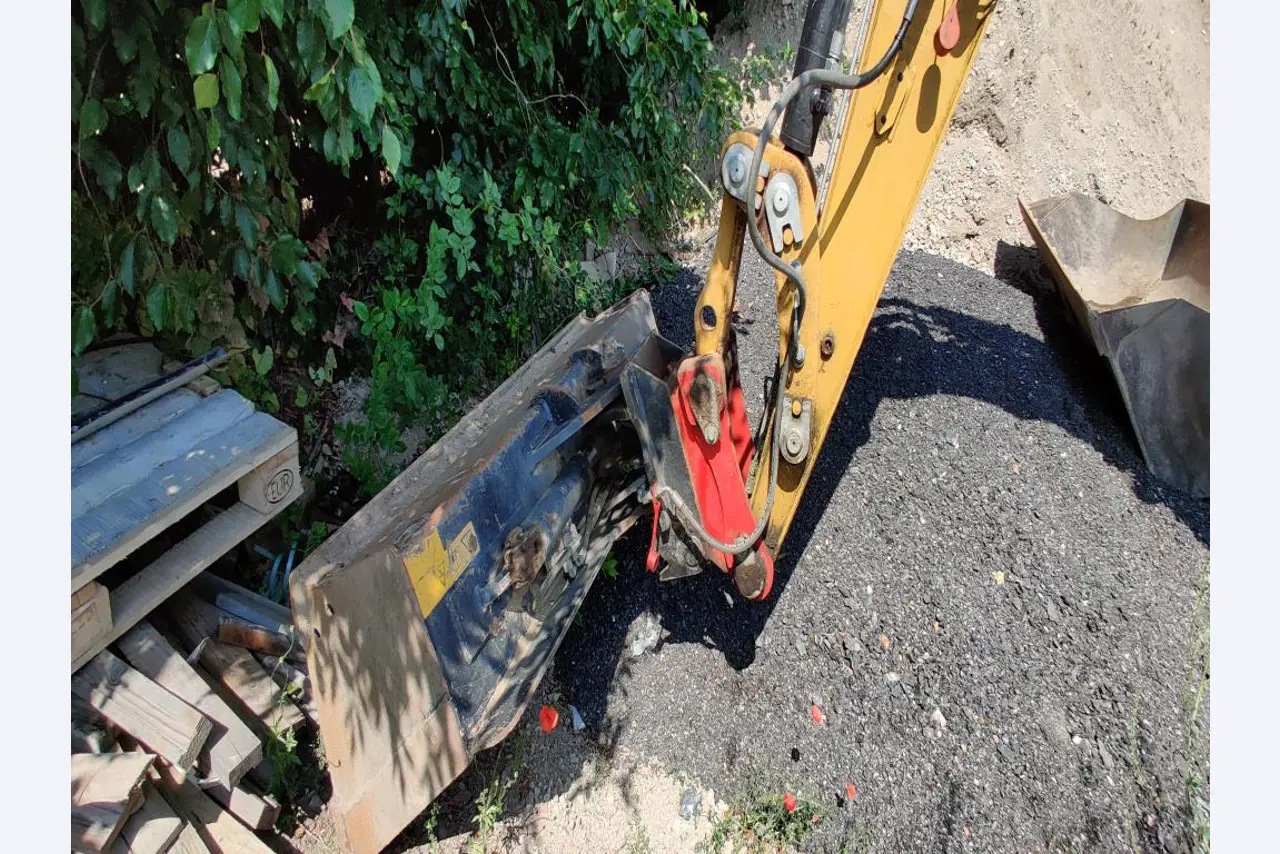 Moderne, goed onderhouden bouwvoertuigen en andere mechanische apparatuur uit de weg- en waterbouwsector-2