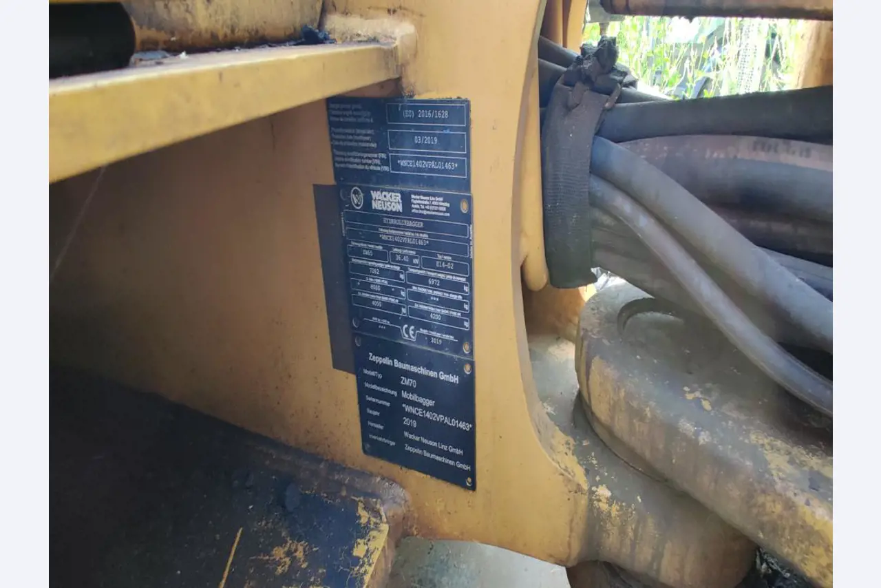 Moderne, goed onderhouden bouwvoertuigen en andere mechanische apparatuur uit de weg- en waterbouwsector-3