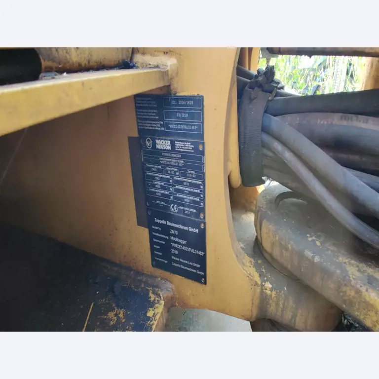 Moderne, goed onderhouden bouwvoertuigen en andere mechanische apparatuur uit de weg- en waterbouwsector-3