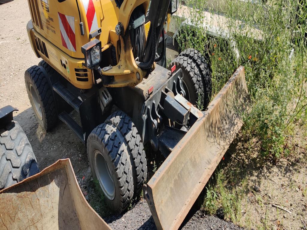 Vehículos de obra y construcción modernos y bien mantenidos y otros equipos mecánicos del sector de la ingeniería civil-4