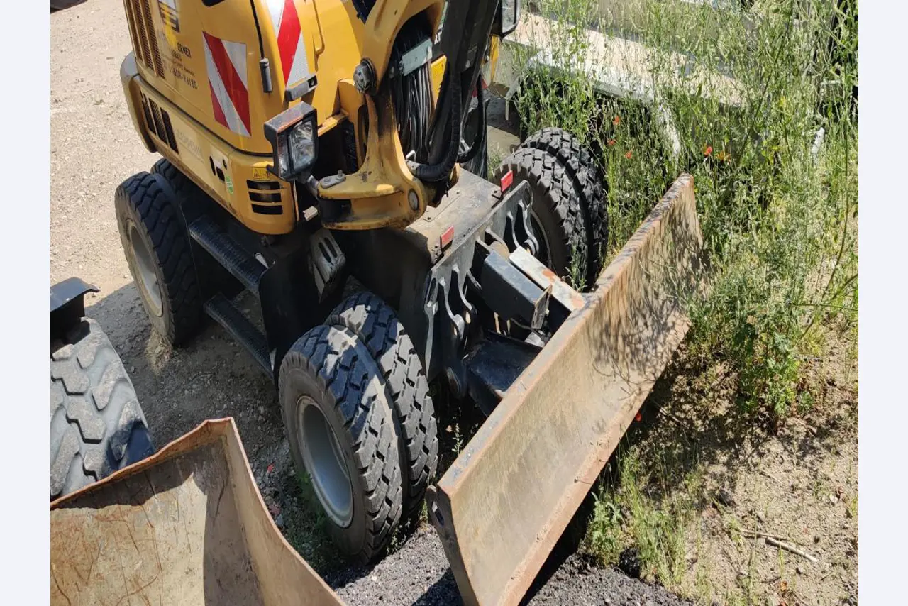 Moderne, goed onderhouden bouwvoertuigen en andere mechanische apparatuur uit de weg- en waterbouwsector-4