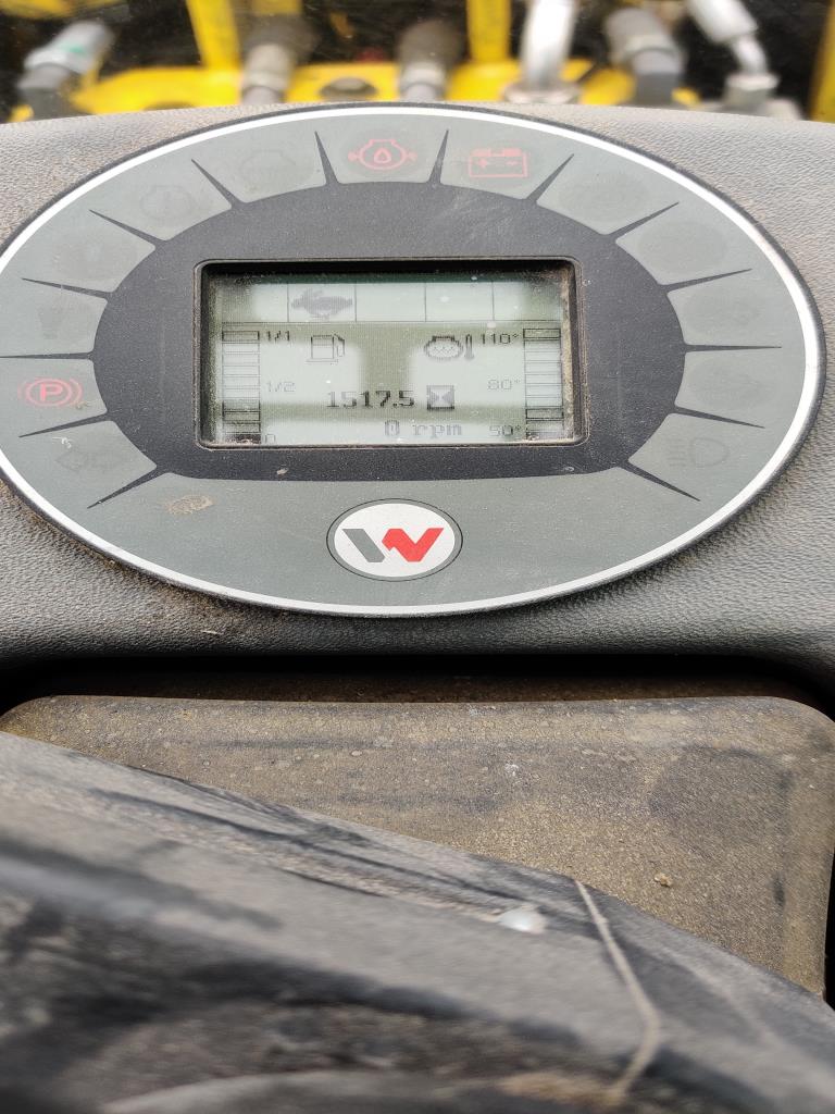 Véhicules de construction et de chantier modernes et bien entretenus ainsi que d'autres équipements mécaniques issus du génie civil-3