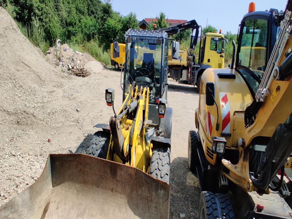 Véhicules de construction et de chantier modernes et bien entretenus ainsi que d'autres équipements mécaniques issus du génie civil-1