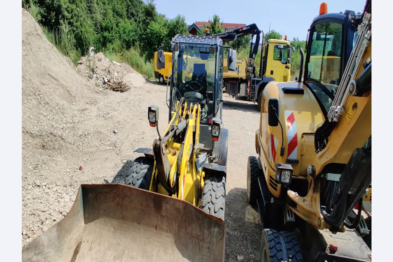 Moderne, goed onderhouden bouwvoertuigen en andere mechanische apparatuur uit de weg- en waterbouwsector-1