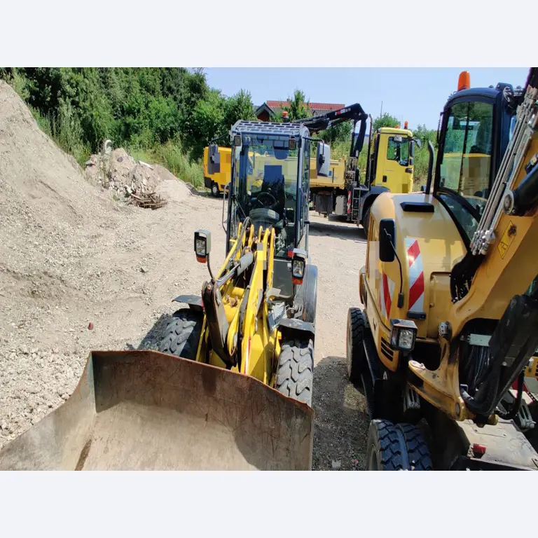Moderne, goed onderhouden bouwvoertuigen en andere mechanische apparatuur uit de weg- en waterbouwsector-1