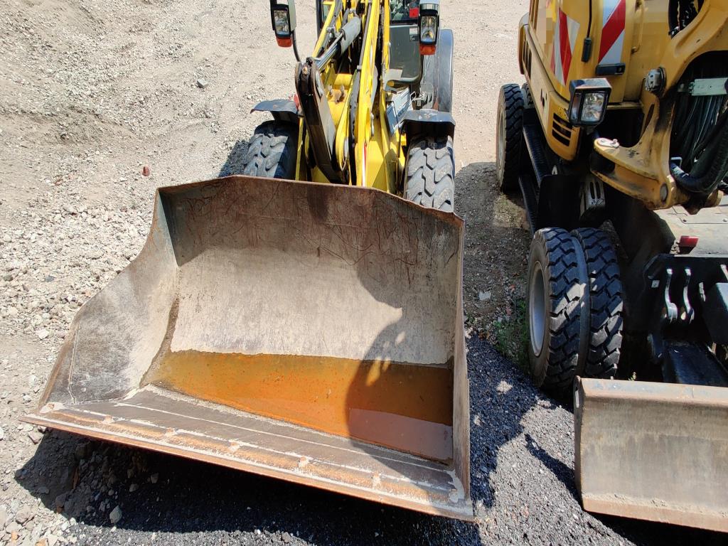 Véhicules de construction et de chantier modernes et bien entretenus ainsi que d'autres équipements mécaniques issus du génie civil-4