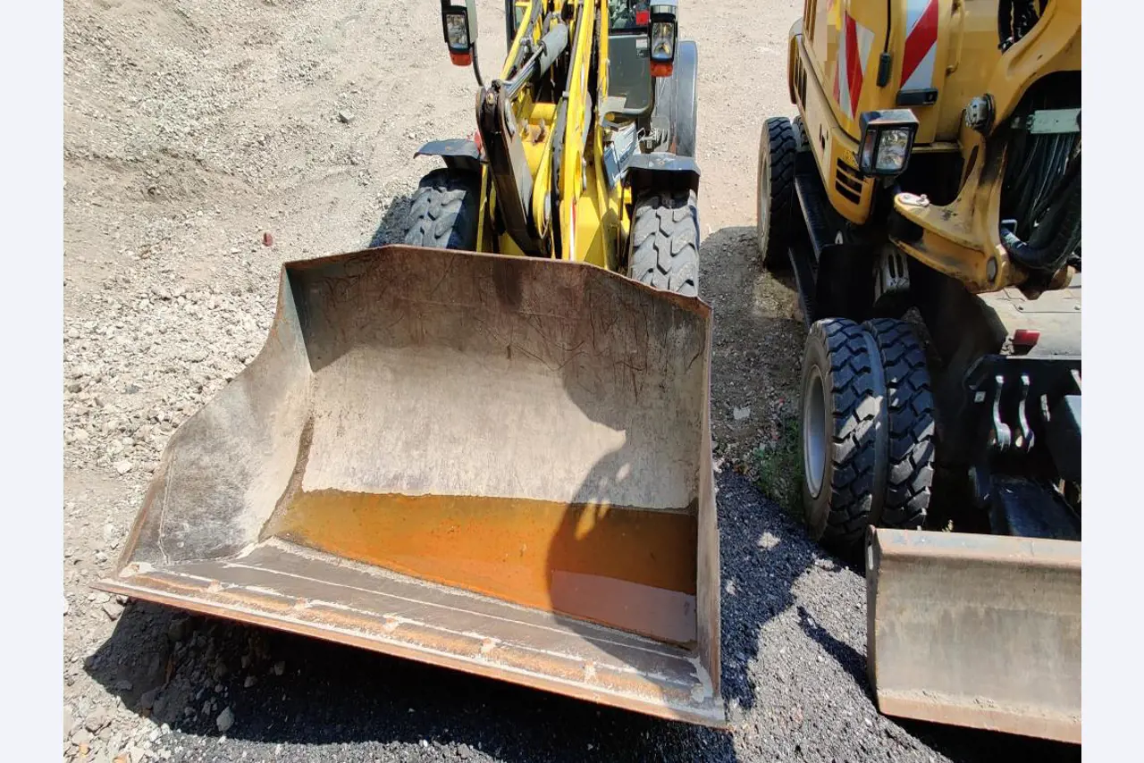 Moderne, goed onderhouden bouwvoertuigen en andere mechanische apparatuur uit de weg- en waterbouwsector-4