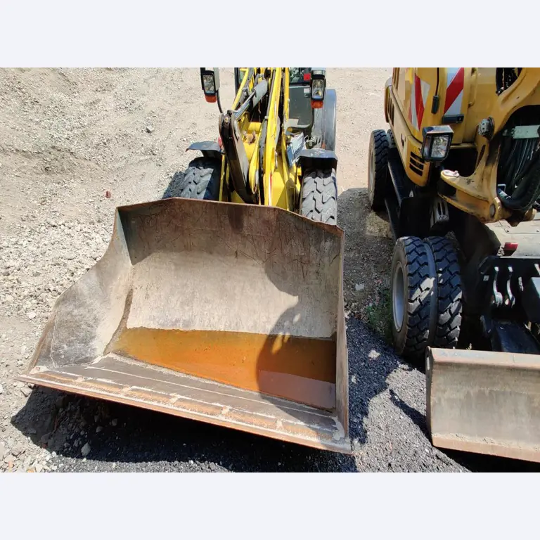 Moderne, goed onderhouden bouwvoertuigen en andere mechanische apparatuur uit de weg- en waterbouwsector-4
