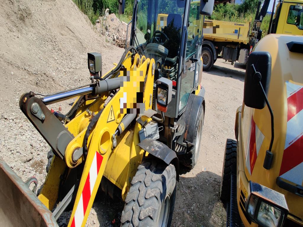 Véhicules de construction et de chantier modernes et bien entretenus ainsi que d'autres équipements mécaniques issus du génie civil-5