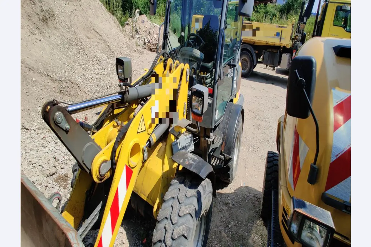 Moderne, goed onderhouden bouwvoertuigen en andere mechanische apparatuur uit de weg- en waterbouwsector-5