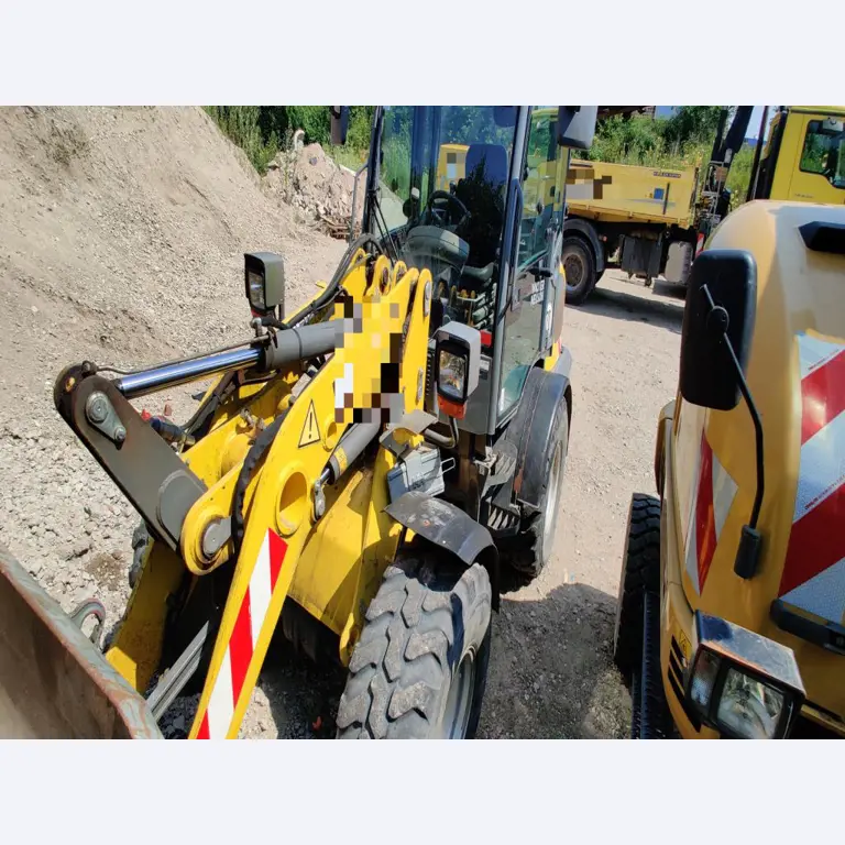 Moderne, goed onderhouden bouwvoertuigen en andere mechanische apparatuur uit de weg- en waterbouwsector-5