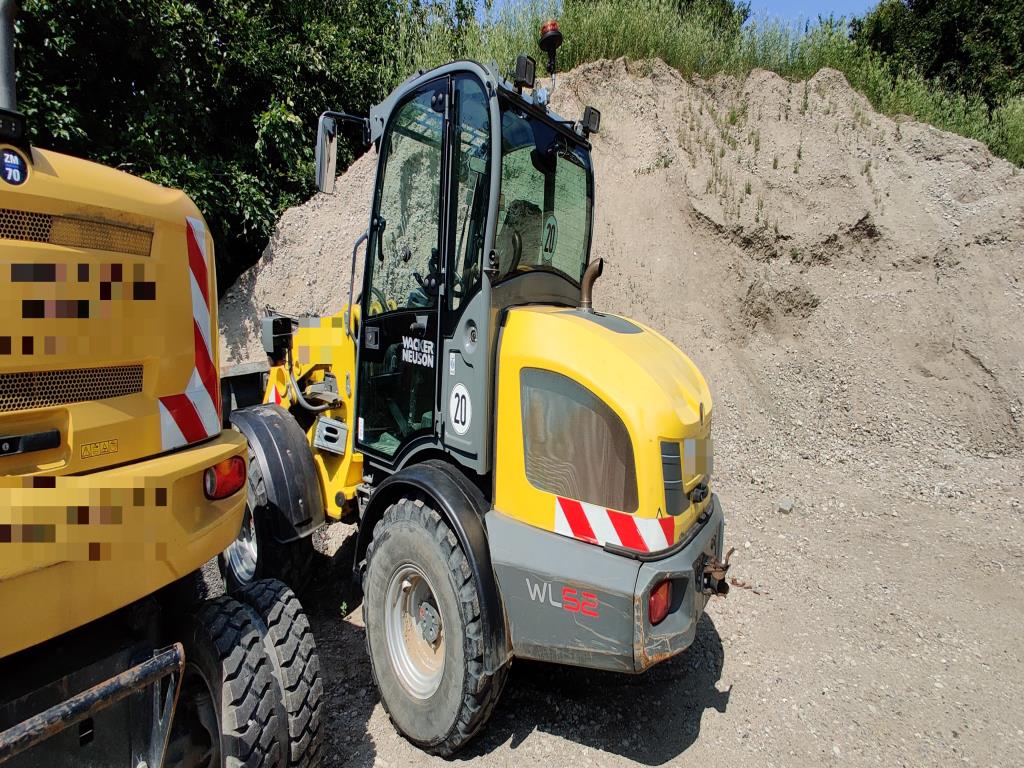 Véhicules de construction et de chantier modernes et bien entretenus ainsi que d'autres équipements mécaniques issus du génie civil-6