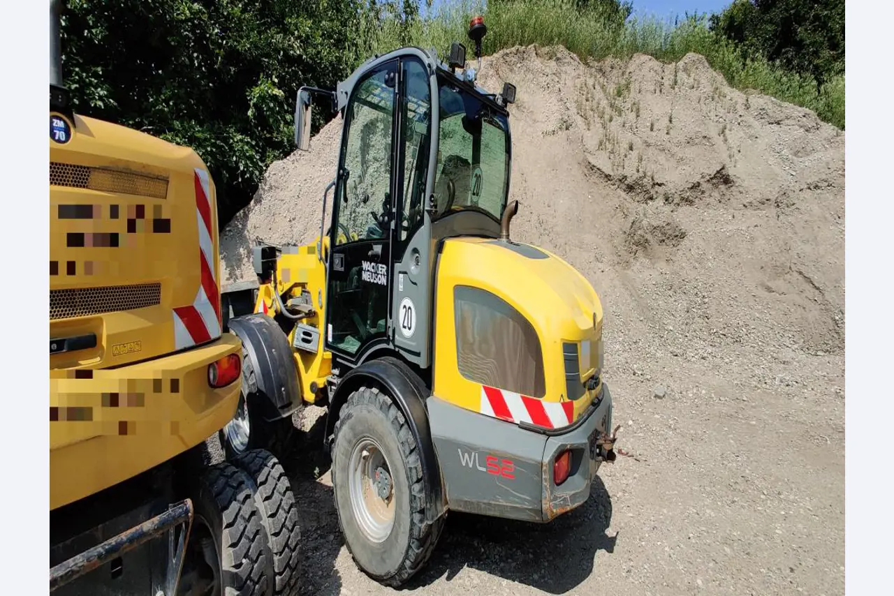 Moderne, goed onderhouden bouwvoertuigen en andere mechanische apparatuur uit de weg- en waterbouwsector-6