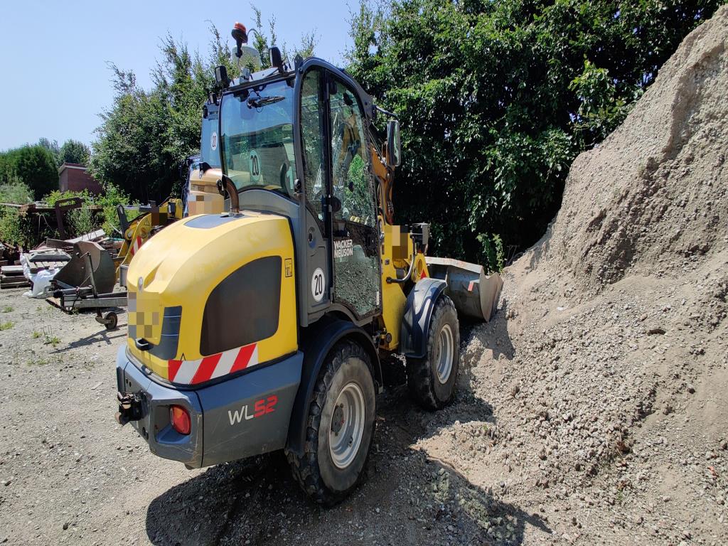 Véhicules de construction et de chantier modernes et bien entretenus ainsi que d'autres équipements mécaniques issus du génie civil-7