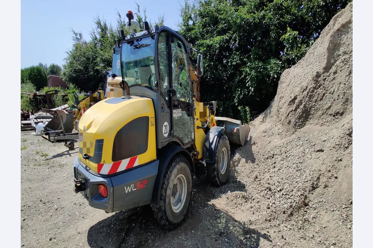 Moderne, goed onderhouden bouwvoertuigen en andere mechanische apparatuur uit de weg- en waterbouwsector-7