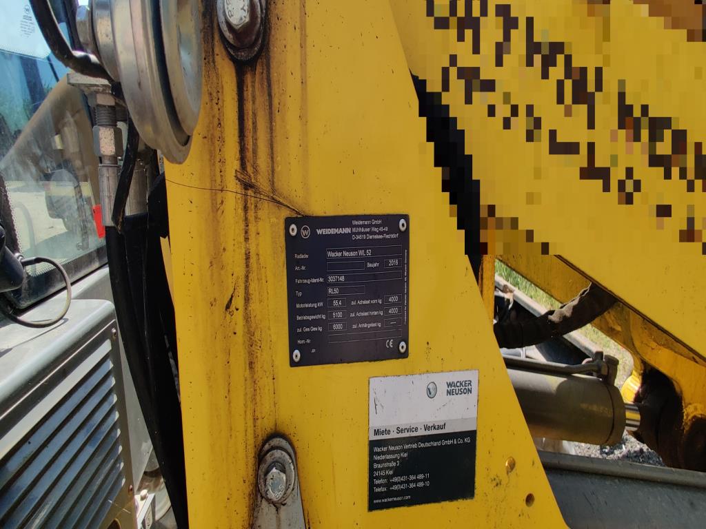 Véhicules de construction et de chantier modernes et bien entretenus ainsi que d'autres équipements mécaniques issus du génie civil-8