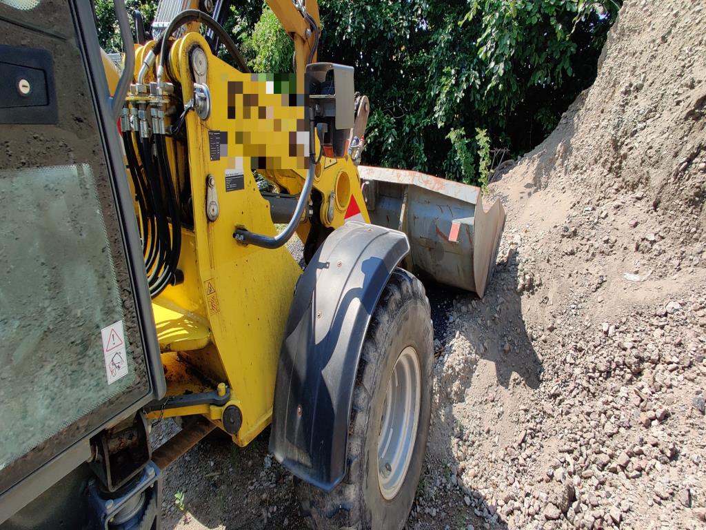 Véhicules de construction et de chantier modernes et bien entretenus ainsi que d'autres équipements mécaniques issus du génie civil-9