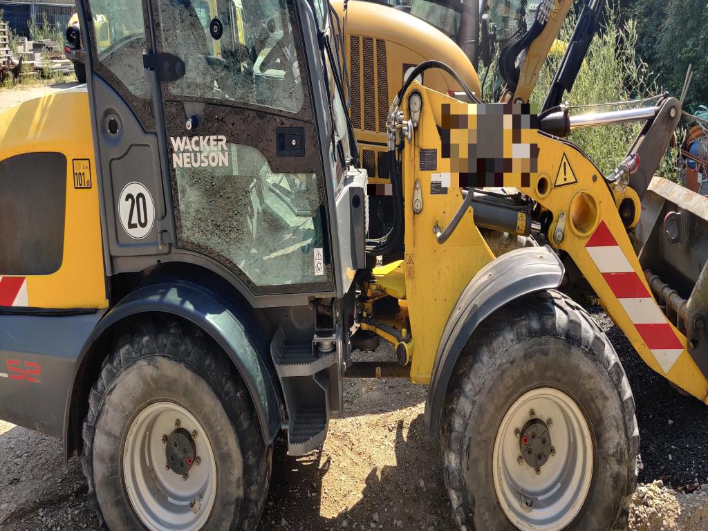 Véhicules de construction et de chantier modernes et bien entretenus ainsi que d'autres équipements mécaniques issus du génie civil-10