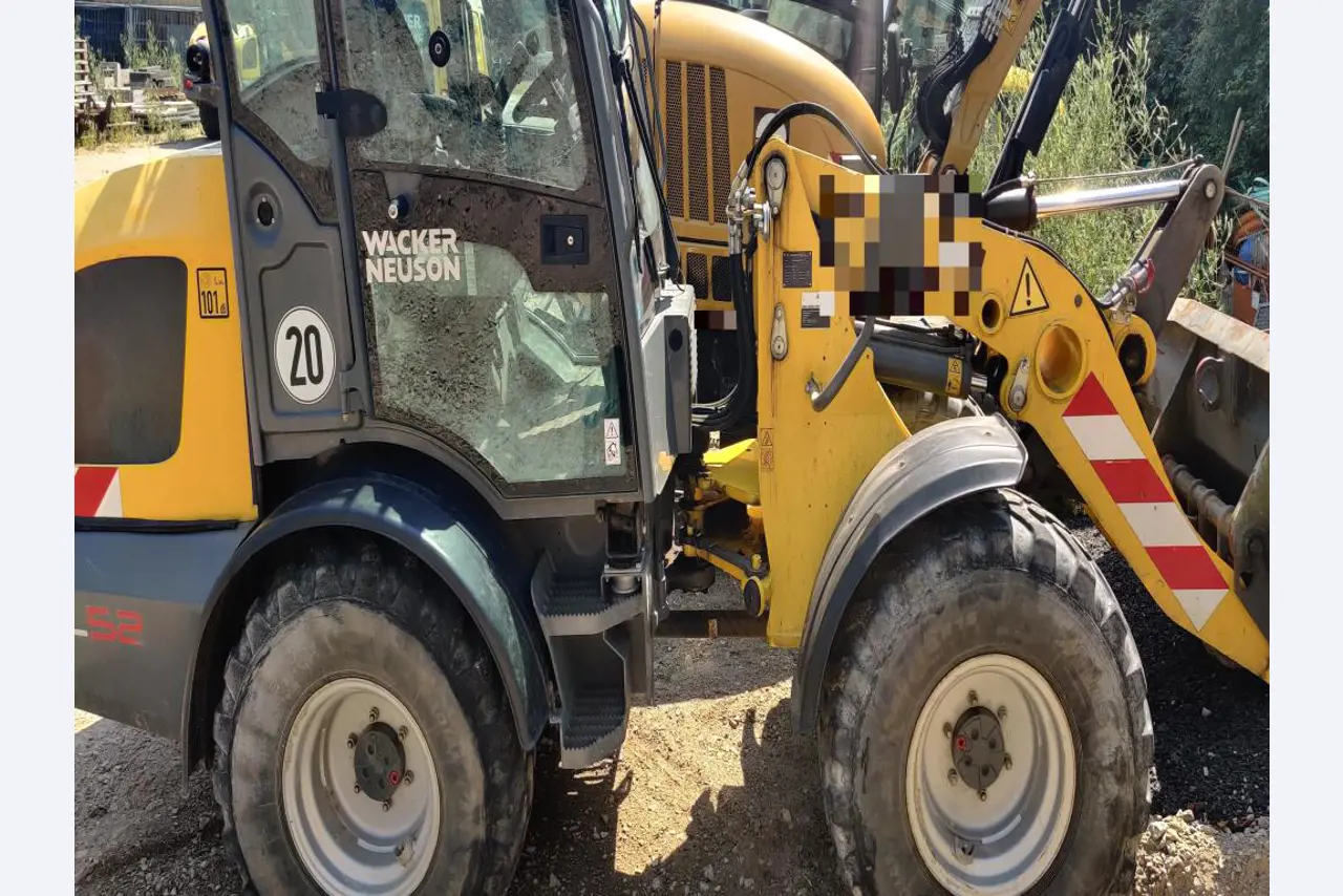 Moderne, goed onderhouden bouwvoertuigen en andere mechanische apparatuur uit de weg- en waterbouwsector-10
