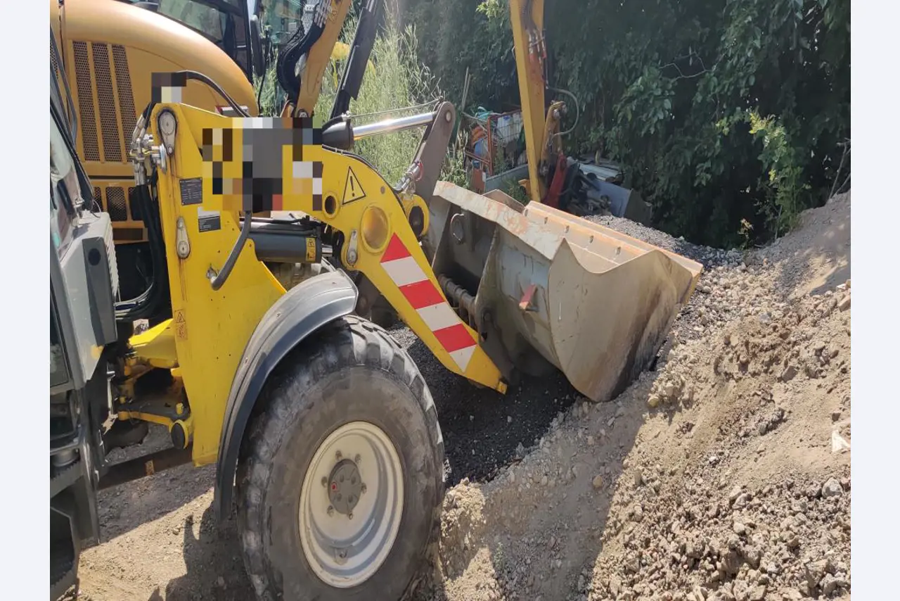 Moderne, goed onderhouden bouwvoertuigen en andere mechanische apparatuur uit de weg- en waterbouwsector-11