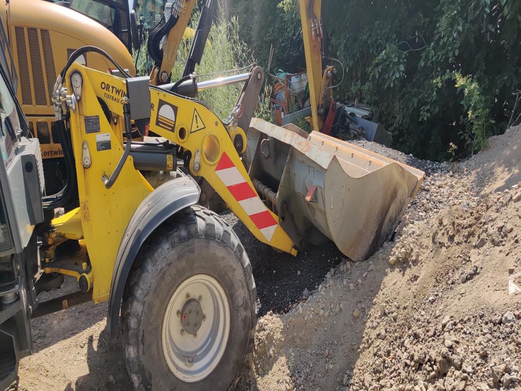 Véhicules de construction et de chantier modernes et bien entretenus ainsi que d'autres équipements mécaniques issus du génie civil-2