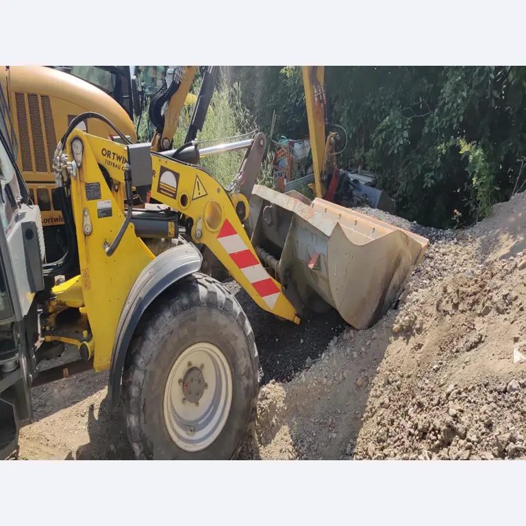 Moderne, goed onderhouden bouwvoertuigen en andere mechanische apparatuur uit de weg- en waterbouwsector-2