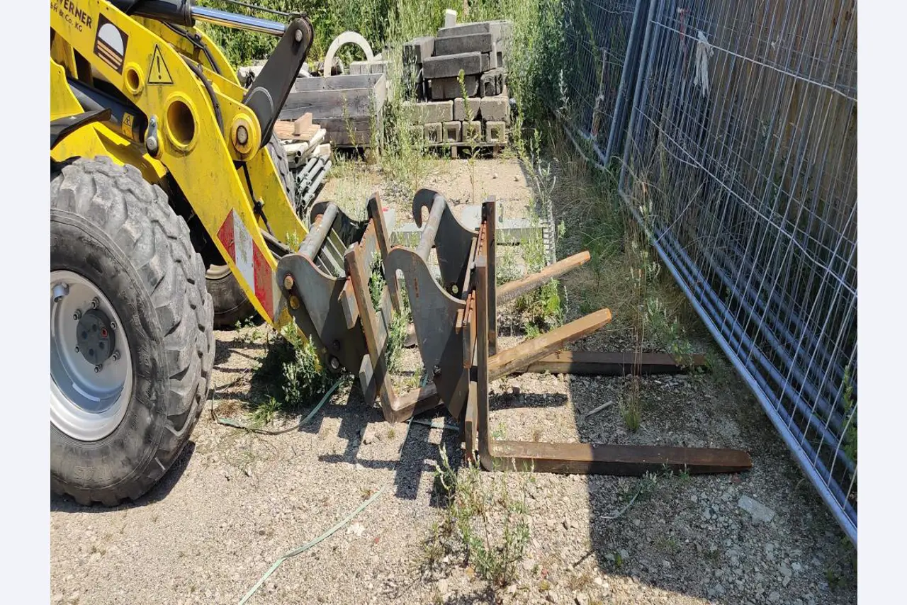 Moderne, goed onderhouden bouwvoertuigen en andere mechanische apparatuur uit de weg- en waterbouwsector-1