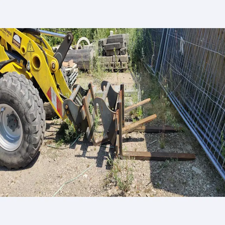 Moderne, goed onderhouden bouwvoertuigen en andere mechanische apparatuur uit de weg- en waterbouwsector-1