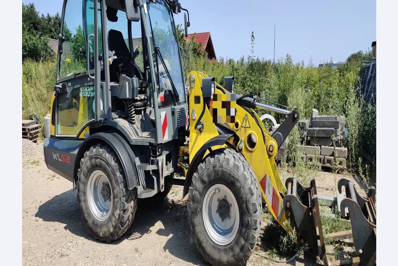 Moderne, goed onderhouden bouwvoertuigen en andere mechanische apparatuur uit de weg- en waterbouwsector-1