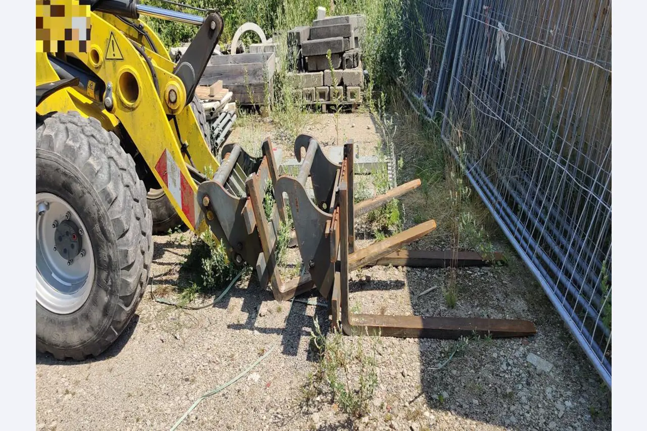 Moderne, goed onderhouden bouwvoertuigen en andere mechanische apparatuur uit de weg- en waterbouwsector-5