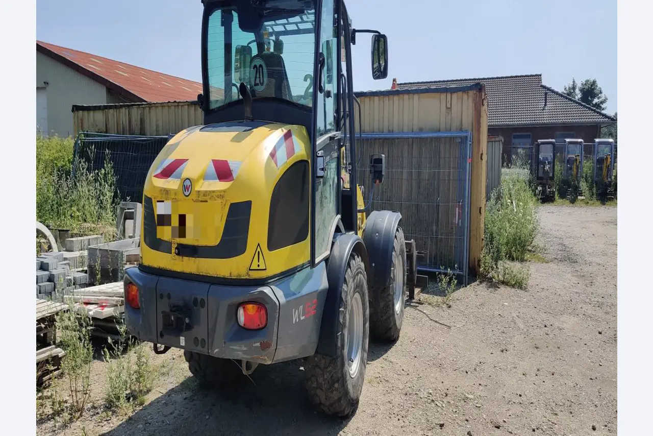 Moderne, goed onderhouden bouwvoertuigen en andere mechanische apparatuur uit de weg- en waterbouwsector-6