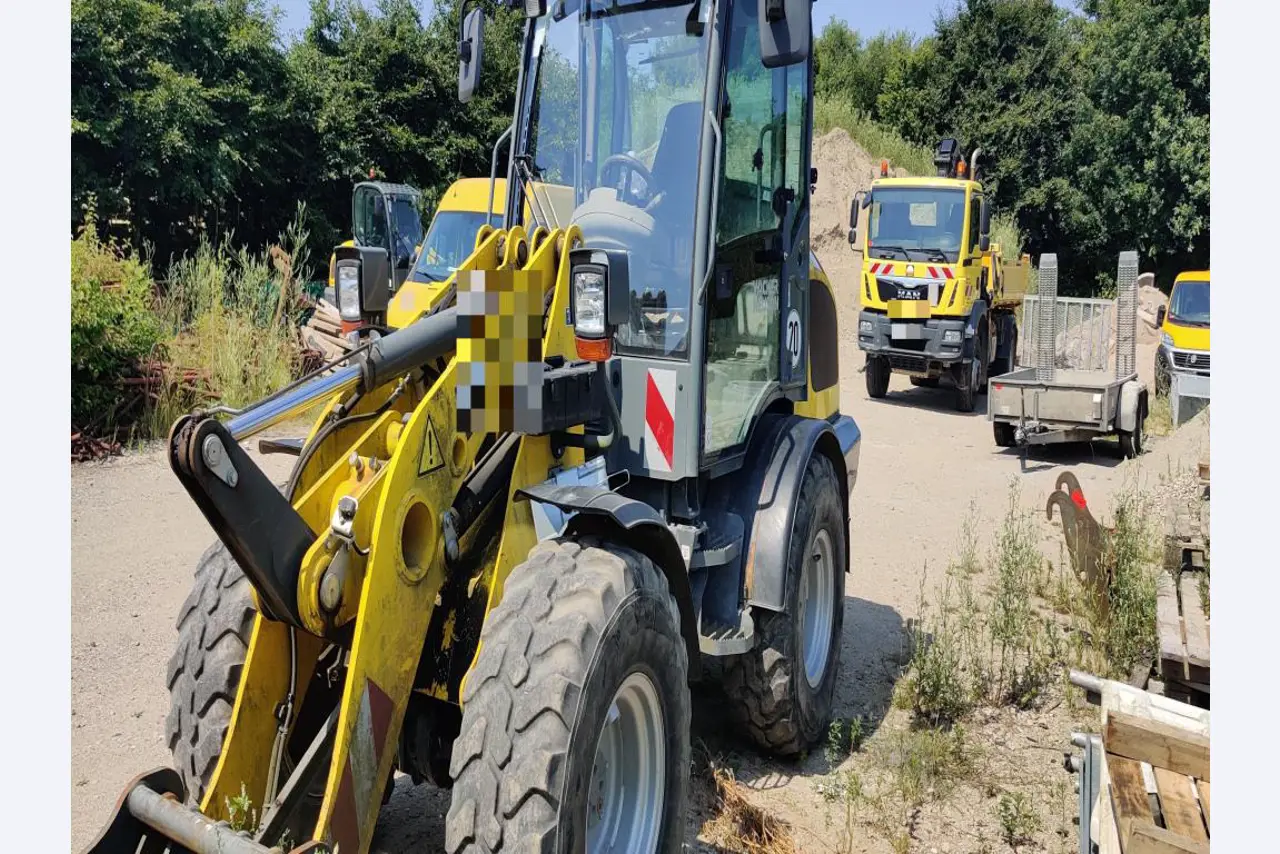 Moderne, goed onderhouden bouwvoertuigen en andere mechanische apparatuur uit de weg- en waterbouwsector-8