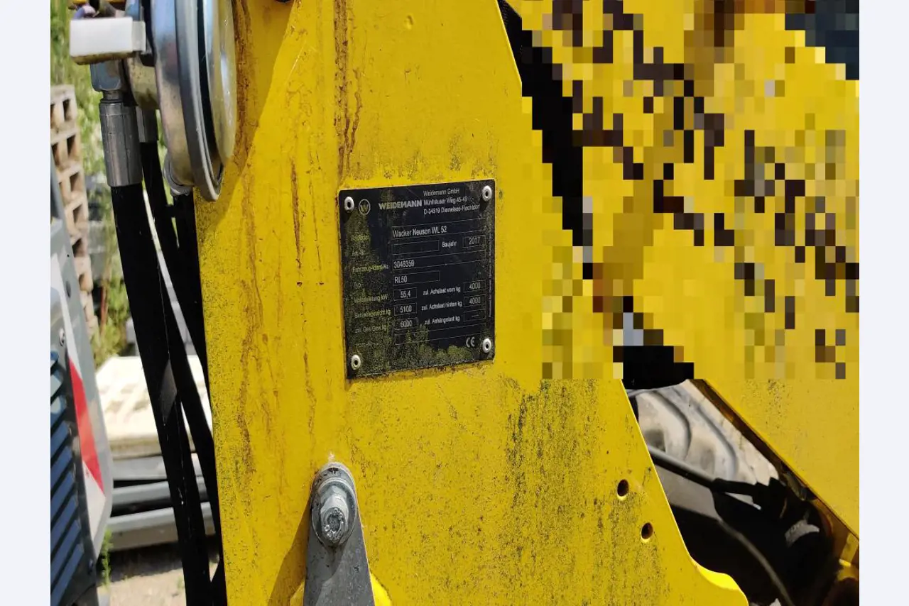 Moderne, goed onderhouden bouwvoertuigen en andere mechanische apparatuur uit de weg- en waterbouwsector-9