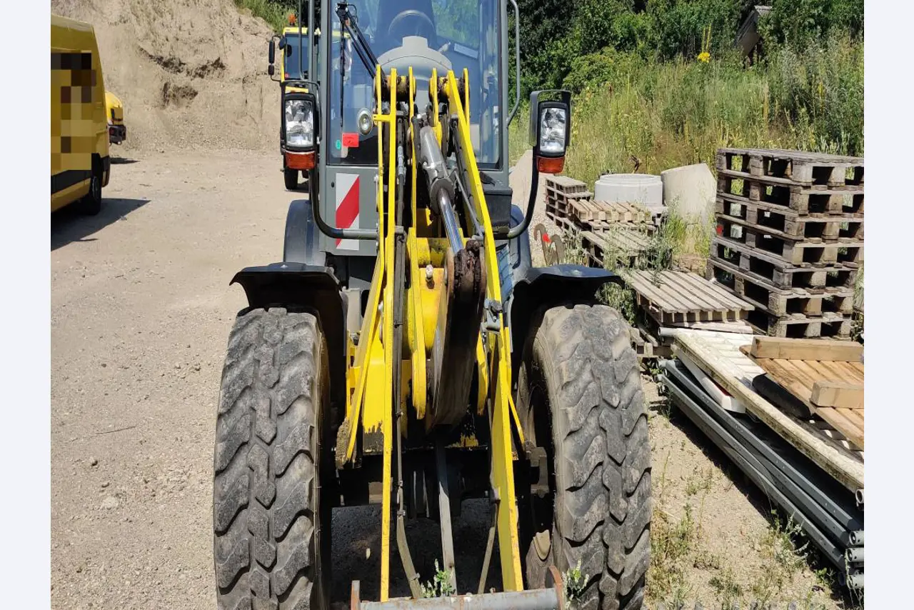 Moderne, goed onderhouden bouwvoertuigen en andere mechanische apparatuur uit de weg- en waterbouwsector-10