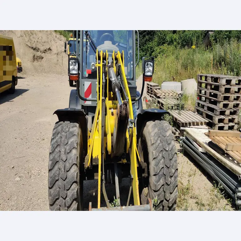 Moderne, goed onderhouden bouwvoertuigen en andere mechanische apparatuur uit de weg- en waterbouwsector-10
