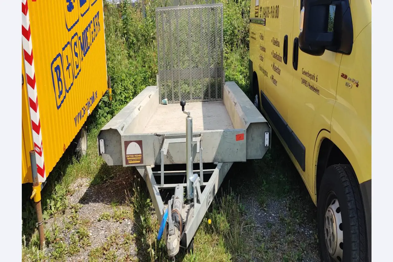 Moderne, goed onderhouden bouwvoertuigen en andere mechanische apparatuur uit de weg- en waterbouwsector-1