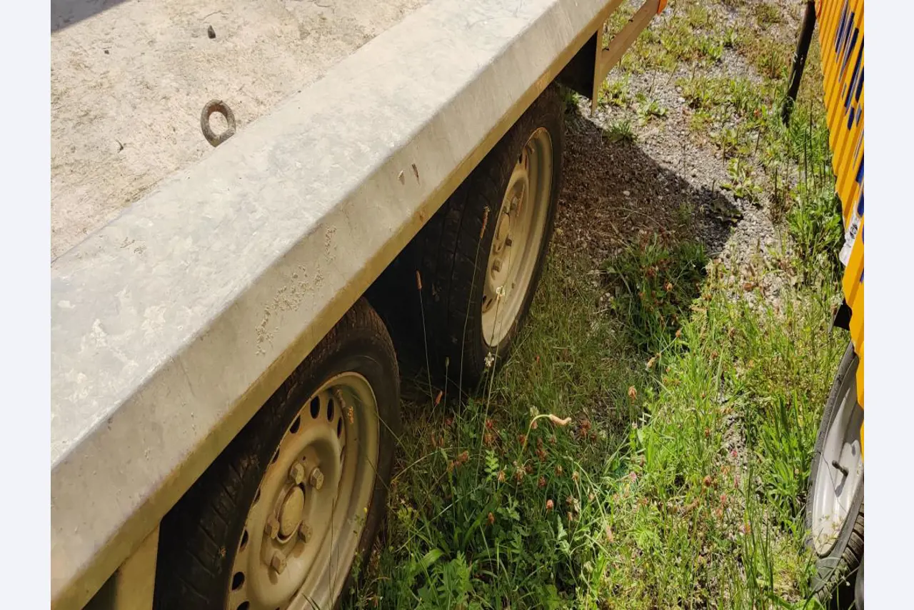 Moderne, goed onderhouden bouwvoertuigen en andere mechanische apparatuur uit de weg- en waterbouwsector-3