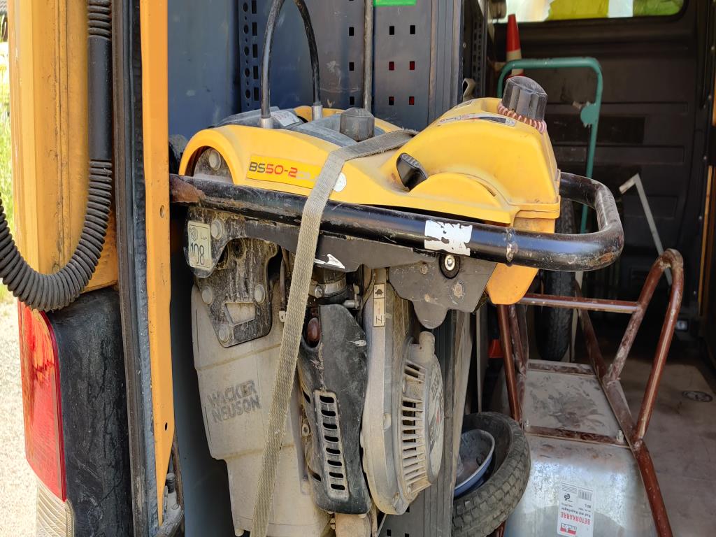 Vehículos de obra y construcción modernos y bien mantenidos y otros equipos mecánicos del sector de la ingeniería civil-1