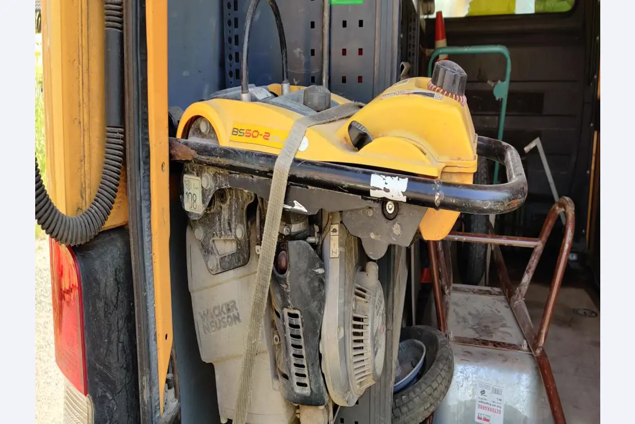 Nowoczesne, dobrze utrzymane pojazdy budowlane i budowlane oraz inny sprzęt mechaniczny z sektora inżynierii lądowej i wodnej.-1