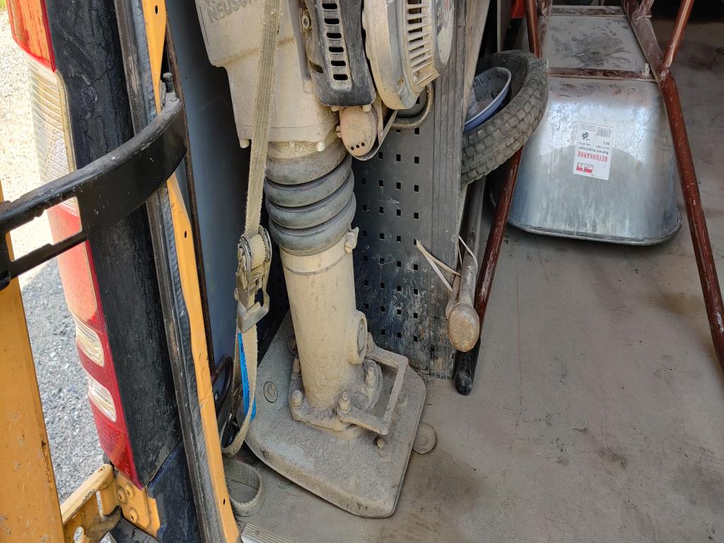 Vehículos de obra y construcción modernos y bien mantenidos y otros equipos mecánicos del sector de la ingeniería civil-2