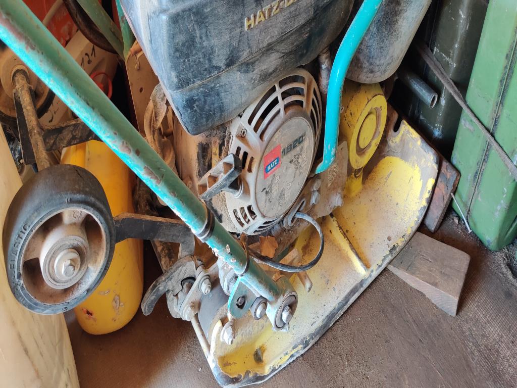 Vehículos de obra y construcción modernos y bien mantenidos y otros equipos mecánicos del sector de la ingeniería civil-1